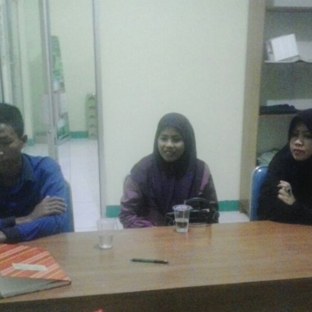Salsa (tengah) ketika sedang menuturkan kisahnya kepada redaksi kami