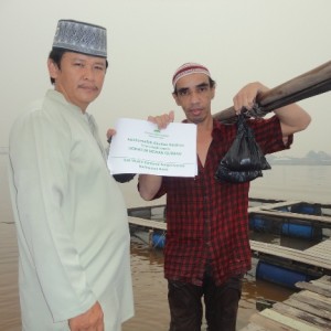 Ust.Musthofa koordinator YBM Kalimantan Barat bersama salah seorang umat Islam penerima qurban