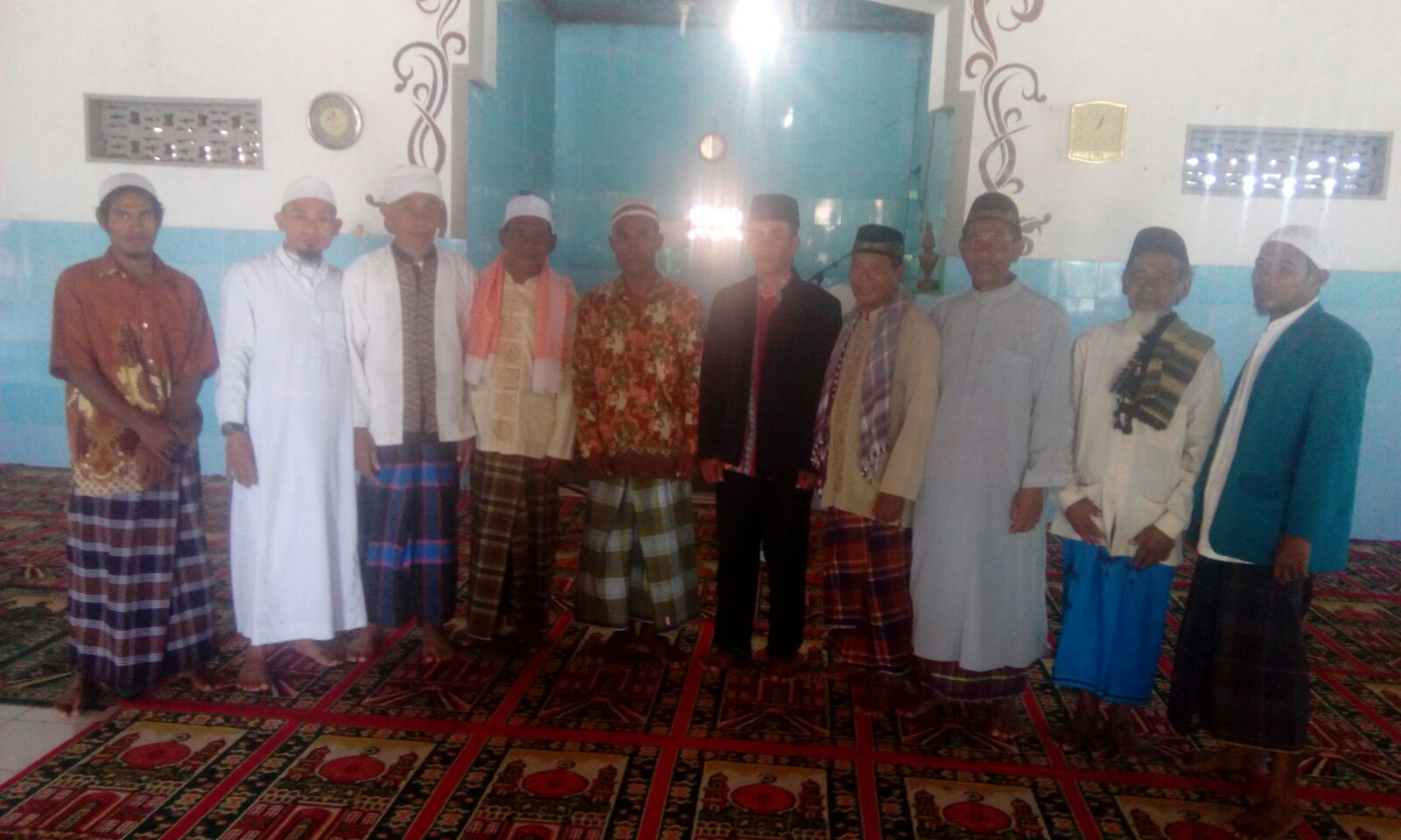 Dance Ruppa/Muhammad Damar (baju batik paling tengah) pasca bersyahadat berfoto bersama para tokoh.