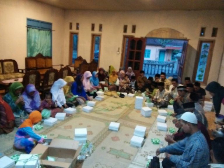 Jama'ah dengan Khidmat mendengarkan tausiyah sebelum berbuka