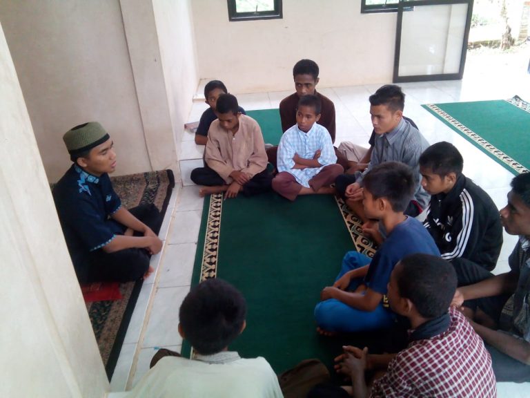 Ramah Tamah dengan Anak Sekitar