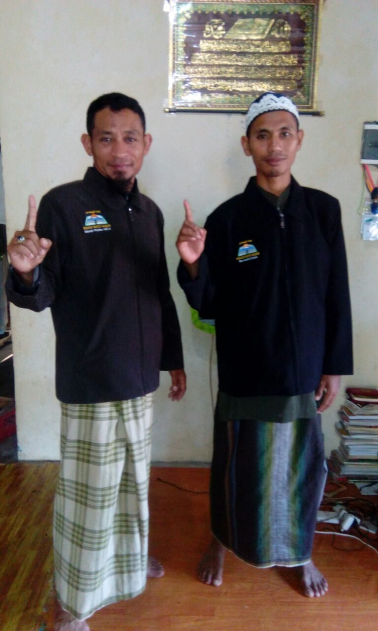 Ust, Anwar Adi S.Pd sebelah kanan